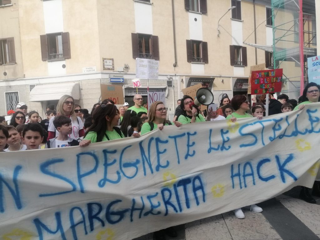 Nova Milanese il corteo contro spostamento classi liceo King