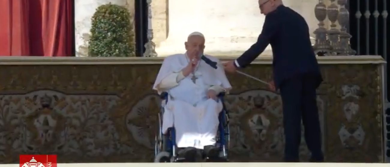 Papa Francesco in piazza San Pietro a sorpresa dopo il lungo ricovero domenica 6 aprile 2025 - da diretta Vatican News