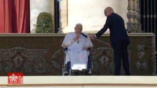 Papa Francesco in piazza San Pietro a sorpresa dopo il lungo ricovero domenica 6 aprile 2025 - da diretta Vatican News