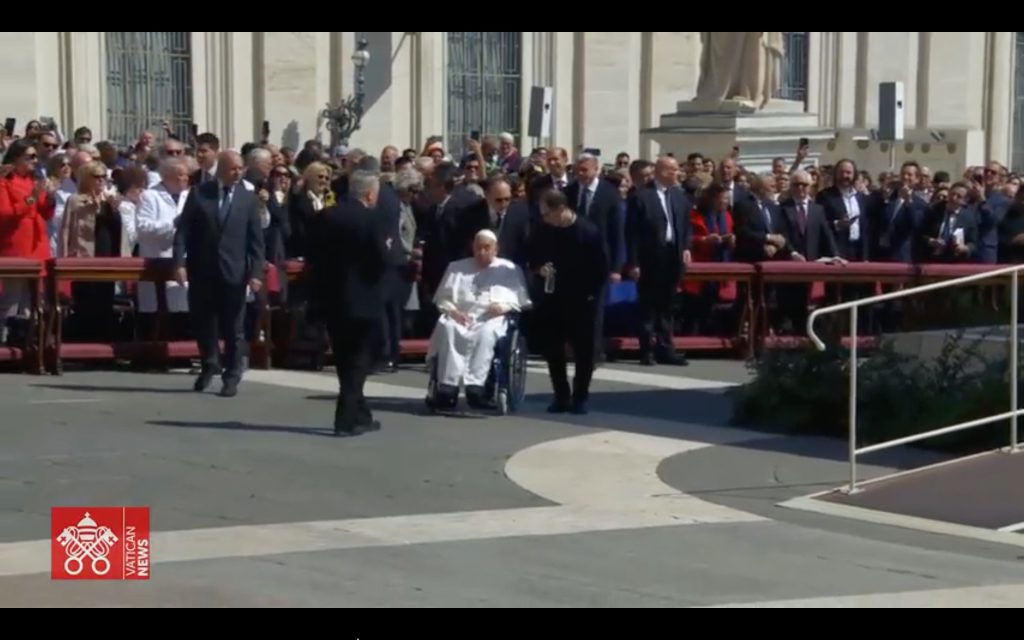 Papa Francesco in piazza San Pietro a sorpresa dopo il lungo ricovero domenica 6 aprile 2025 - da diretta Vatican News