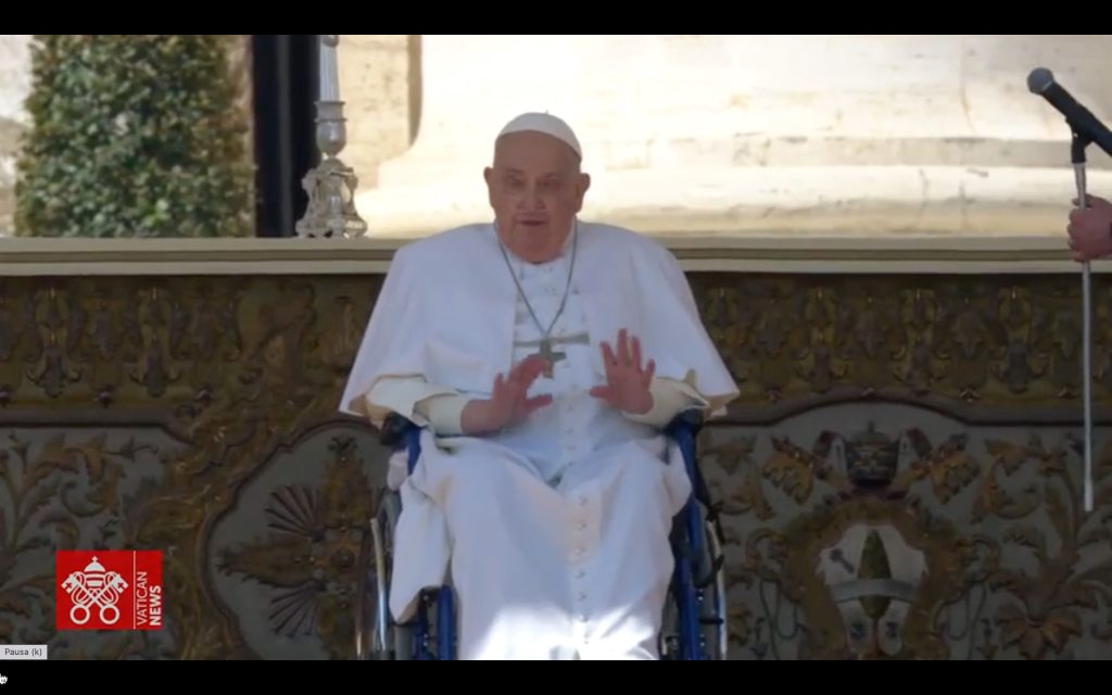 Papa Francesco in piazza San Pietro a sorpresa dopo il lungo ricovero domenica 6 aprile 2025 - da diretta Vatican News