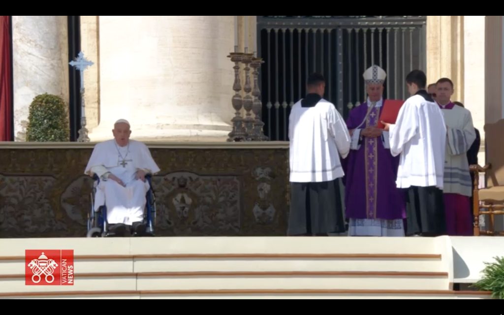Papa Francesco in piazza San Pietro a sorpresa dopo il lungo ricovero domenica 6 aprile 2025 - da diretta Vatican News
