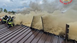 L'intervento dei vigili del fuoco a Giussano