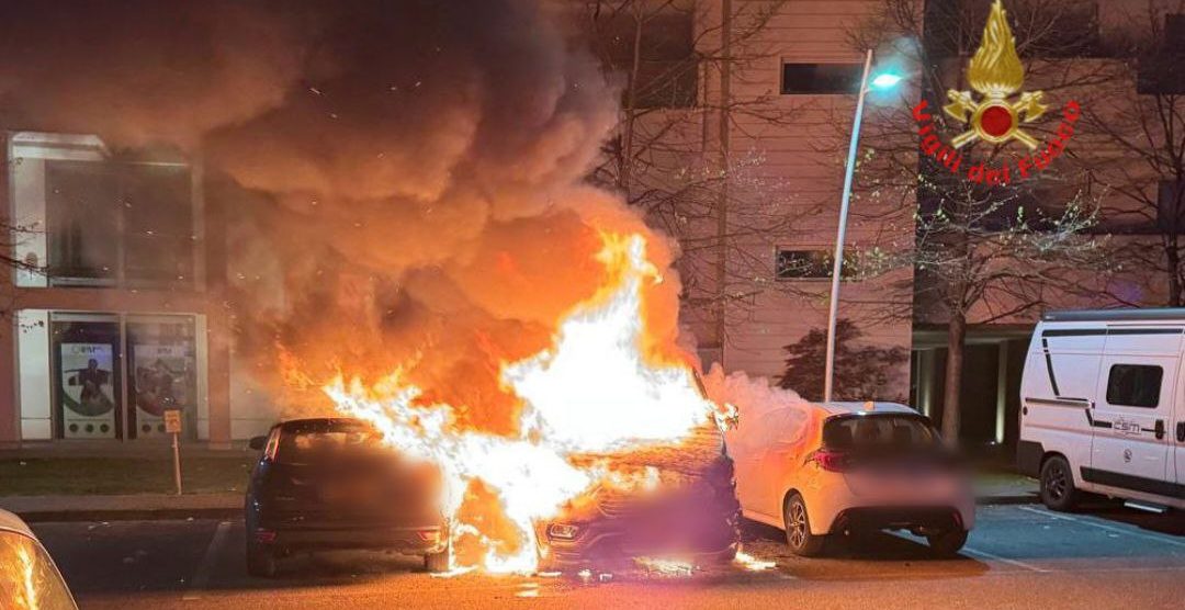 Incendio auto in via Cappuccina a Lissone