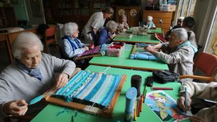 Le tessitrici di Cederna al al lavoro