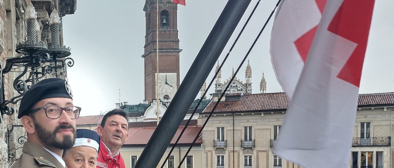 La bandiera della Croce Rossa sventola dal municipio di Monza