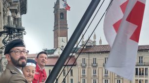 La bandiera della Croce Rossa sventola dal municipio di Monza