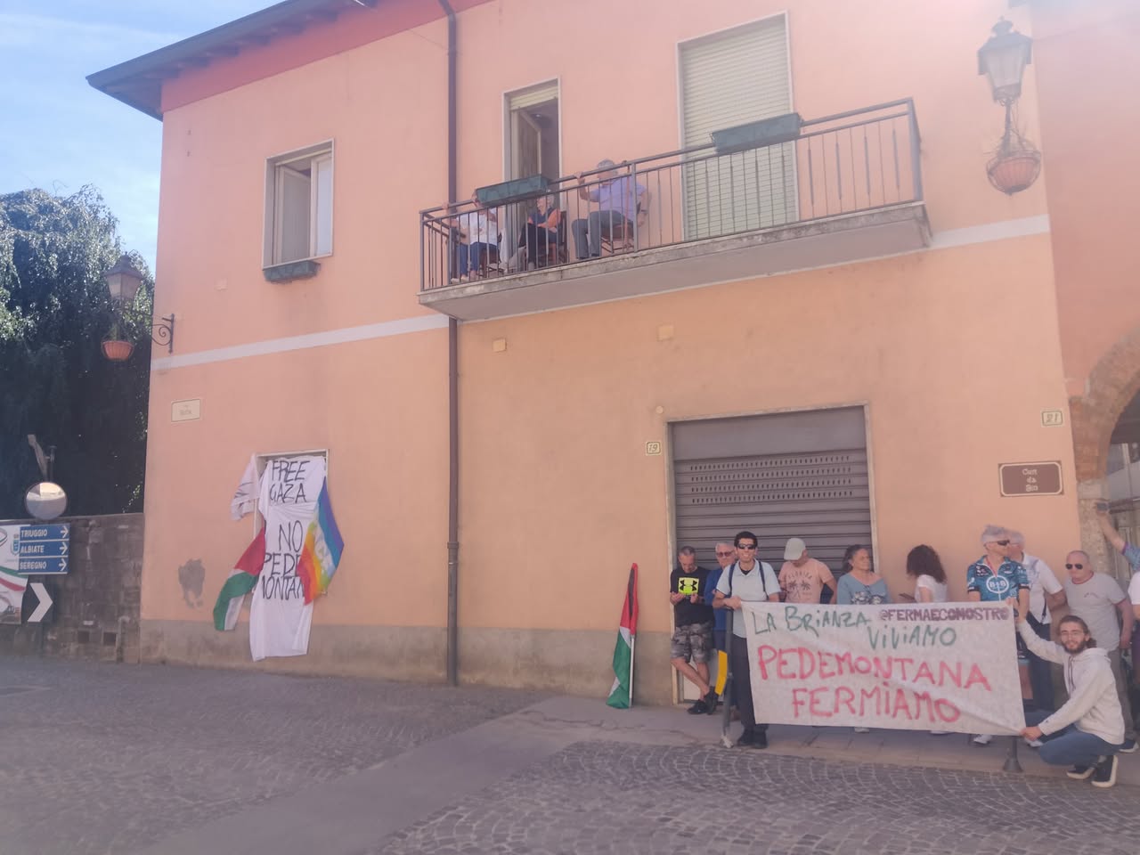Giro d'Italia 2025 No Pedemontana al passaggio a Gerno di Lesmo