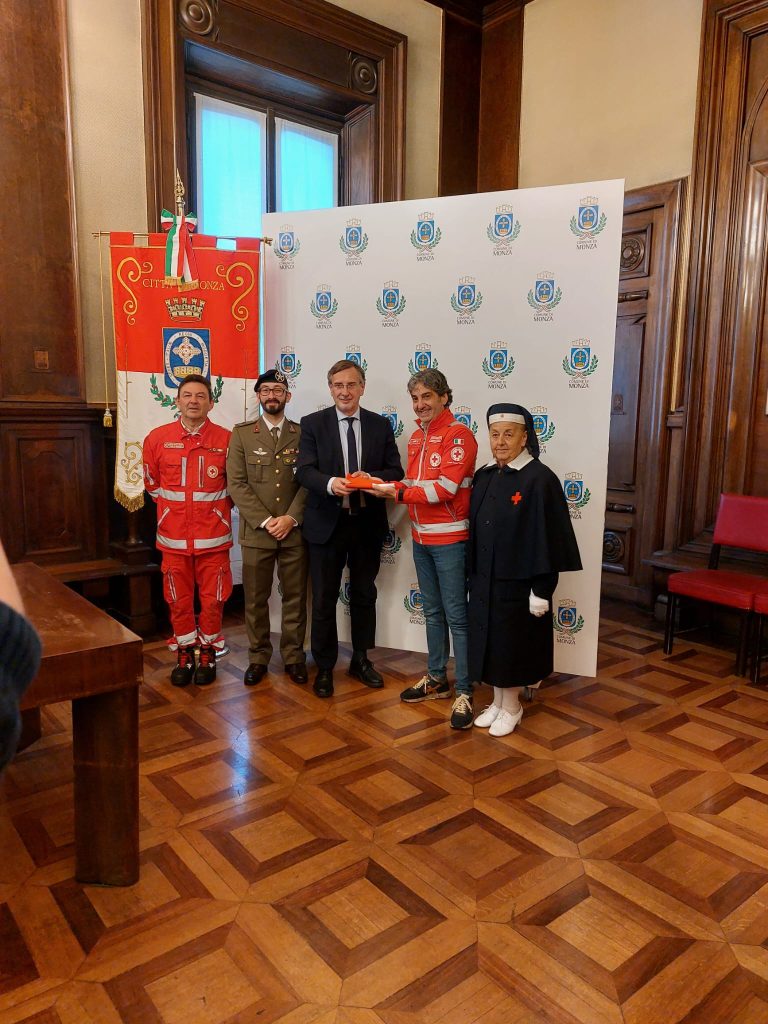 Monza Croce rossa Bandiera consegna sindaco Paolo Pilotto, Guido Compatangelo pres Cri Comitato Monza e Paolo Radaelli alfiere portabandiera del Comitato