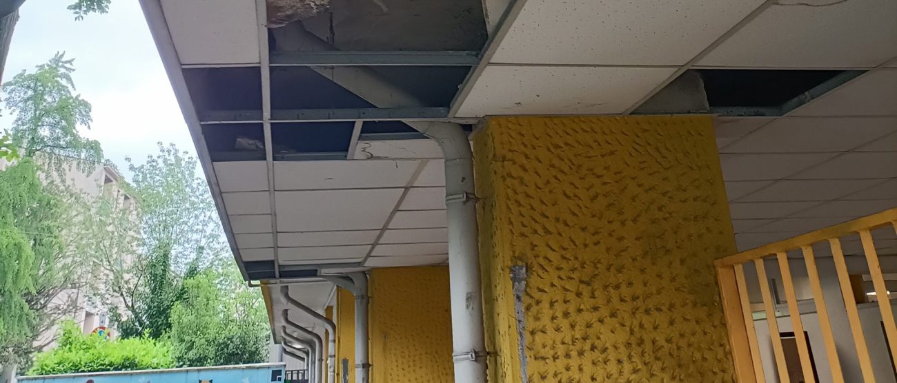 Il controsoffitto crollato alla scuola di San Fruttuoso
