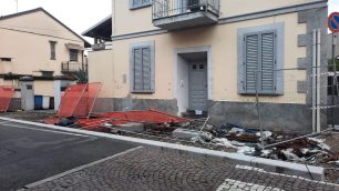 Limbiate incidente stradale un ferito da auto su recinzioni stradali