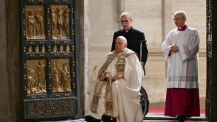 Lazzate don Diego Ravelli con Papa Francesco all'apertura della Porta santa del Giubileo