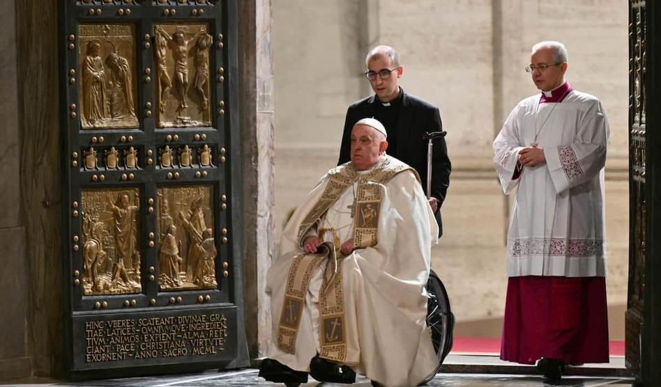 Lazzate don Diego Ravelli con Papa Francesco all'apertura della Porta santa del Giubileo