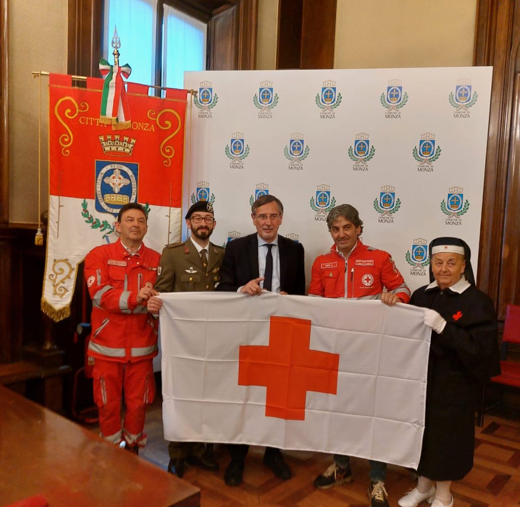 Monza Croce rossa Bandiera sindaco Paolo Pilotto, Guido Compatangelo pres Cri Comitato Monza e Paolo Radaelli alfiere portabandiera del Comitato