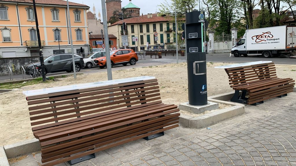 Monza piazza Cambiaghi panchine Smart