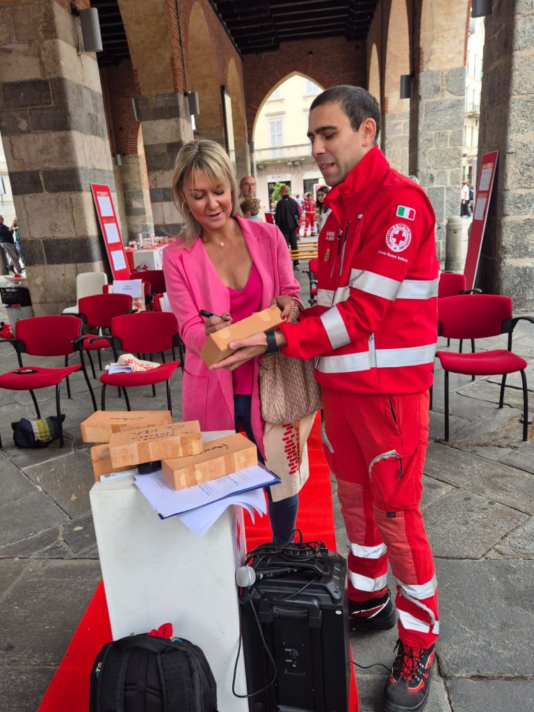 Monza villaggio Croce rossa firma mattoni