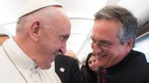 Papa Francesco e monsignor Dario Edoardo Viganò