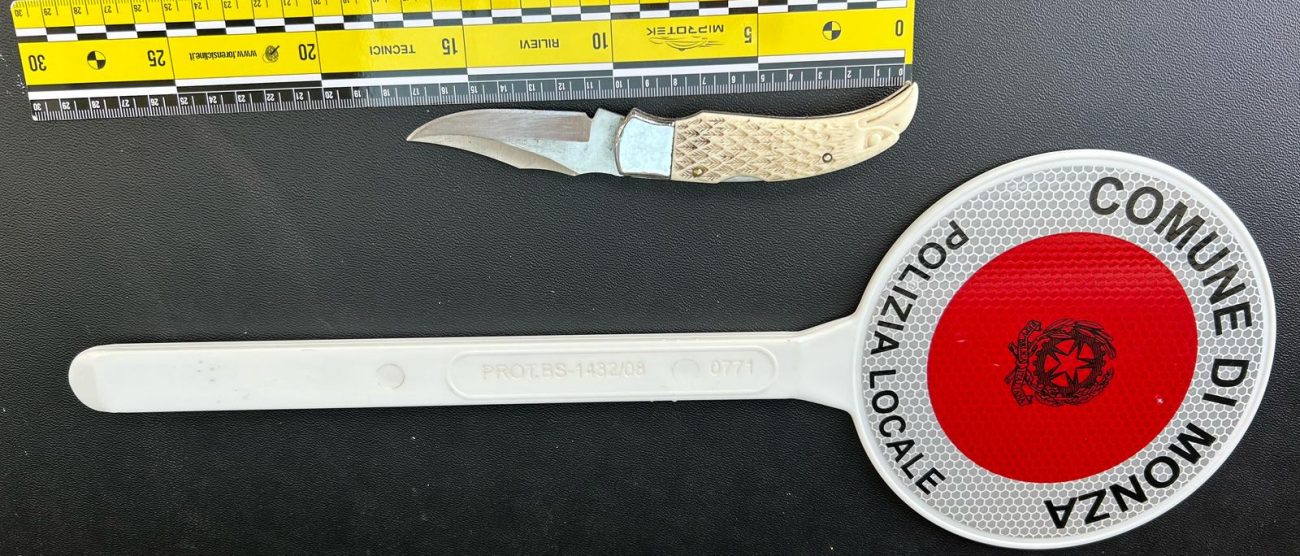 Il coltello requisito a uno degli occupanti abusivi