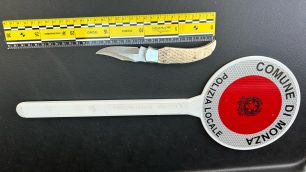Il coltello requisito a uno degli occupanti abusivi