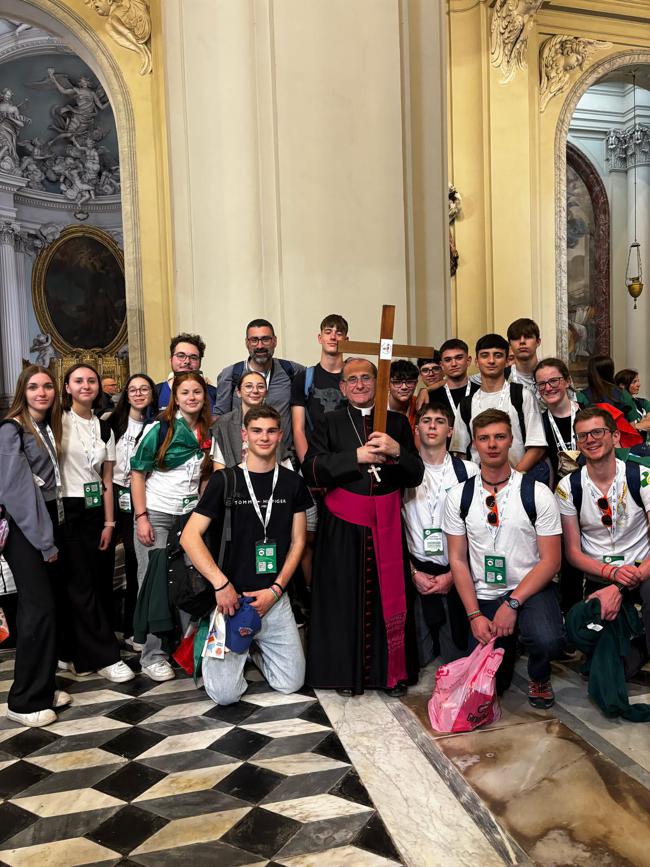Giubileo degli Adolescenti Monza passaggio Porta Santa con monsignor Delpini