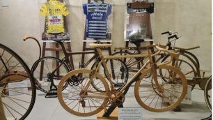 La bicicletta di legno esposta a Cesano