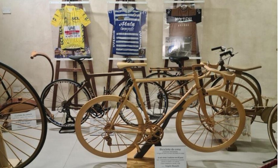La bicicletta di legno esposta a Cesano