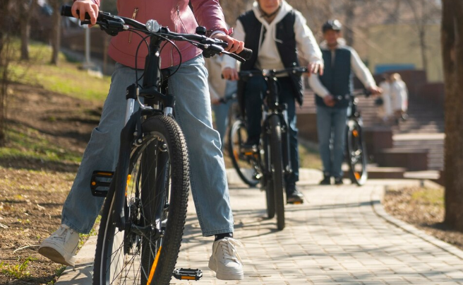 Ragazzi in bicicletta - foto Freepik.com