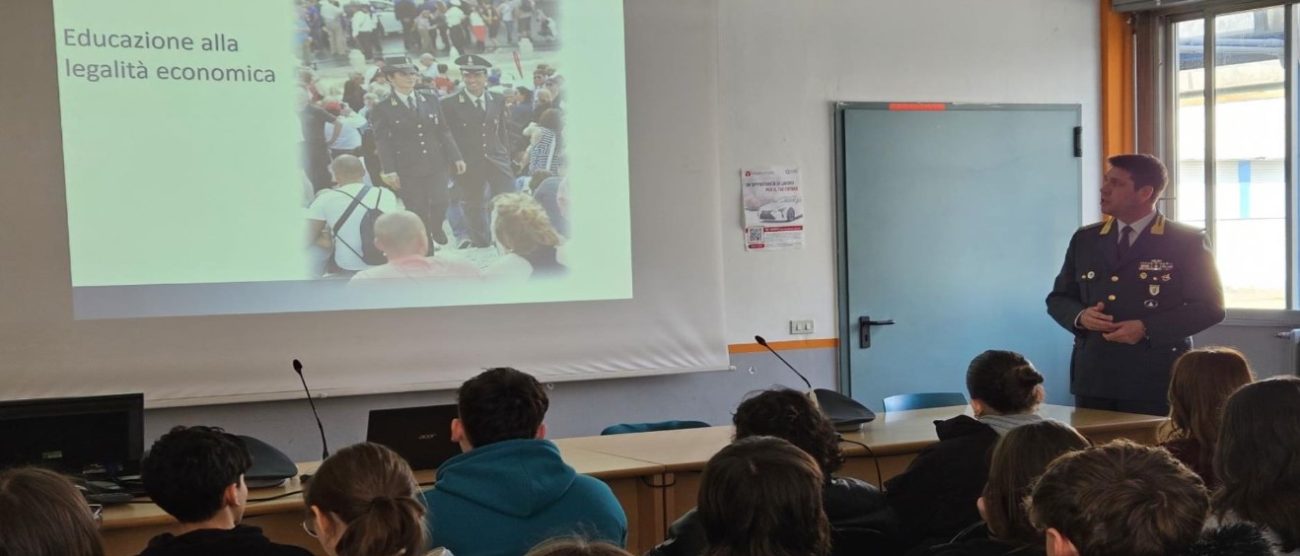 Guardia di finanza a scuola