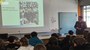 Guardia di finanza a scuola