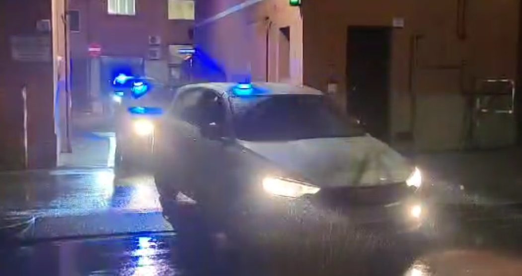 Auto della Polizia escono dalla Questura di Como