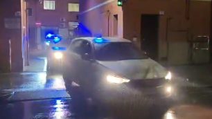Auto della Polizia escono dalla Questura di Como