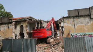 La demolizione del vecchio carcere di Monza