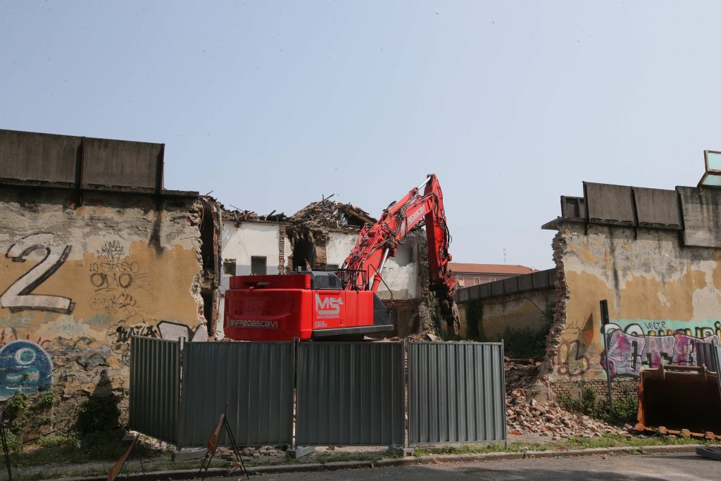 La demolizione del vecchio carcere di Monza