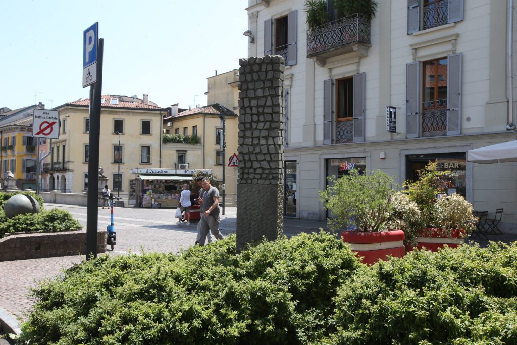 La stele di Giorgio Celiberti a fianco della sfera di Arnaldo Pomodoro a Monza