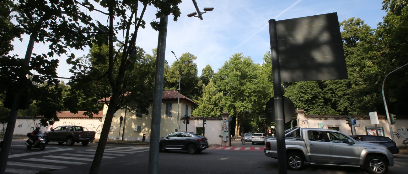 Il semaforo t-red davanti alla Villa reale di Monza