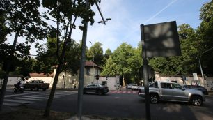 Il semaforo t-red davanti alla Villa reale di Monza