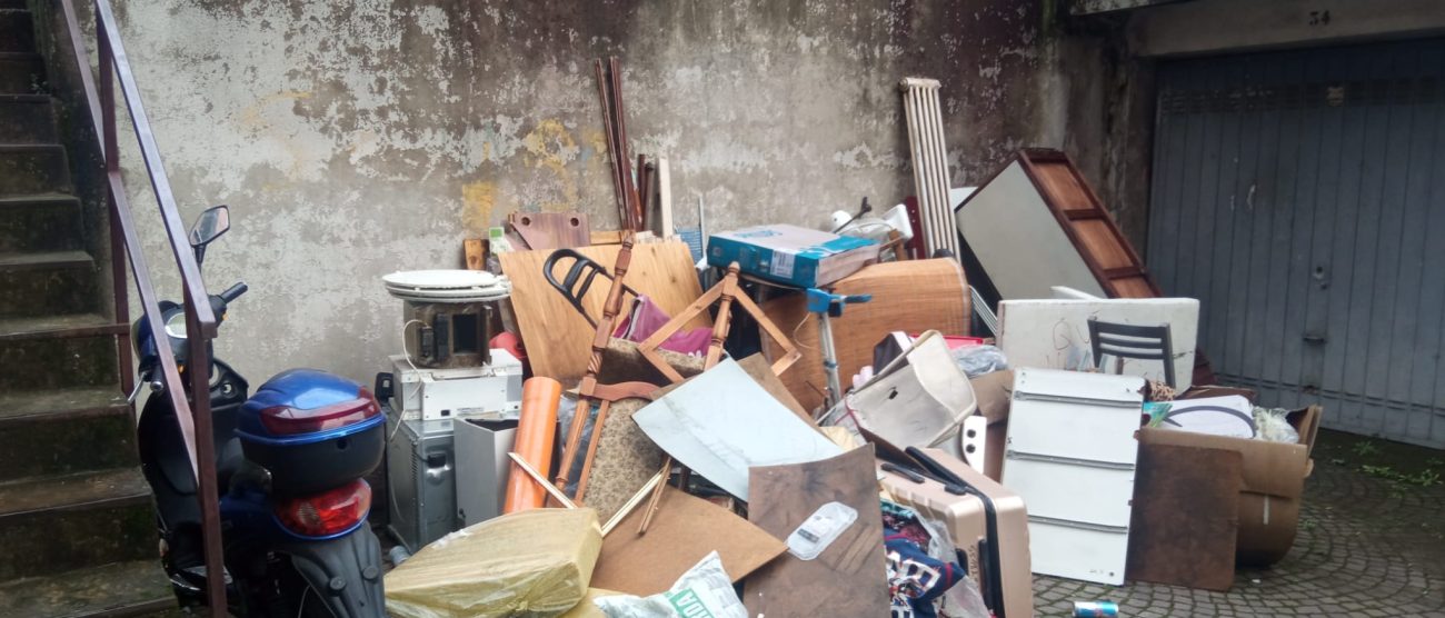 Monza rifiuti via Pellegrini