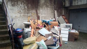 Monza rifiuti via Pellegrini