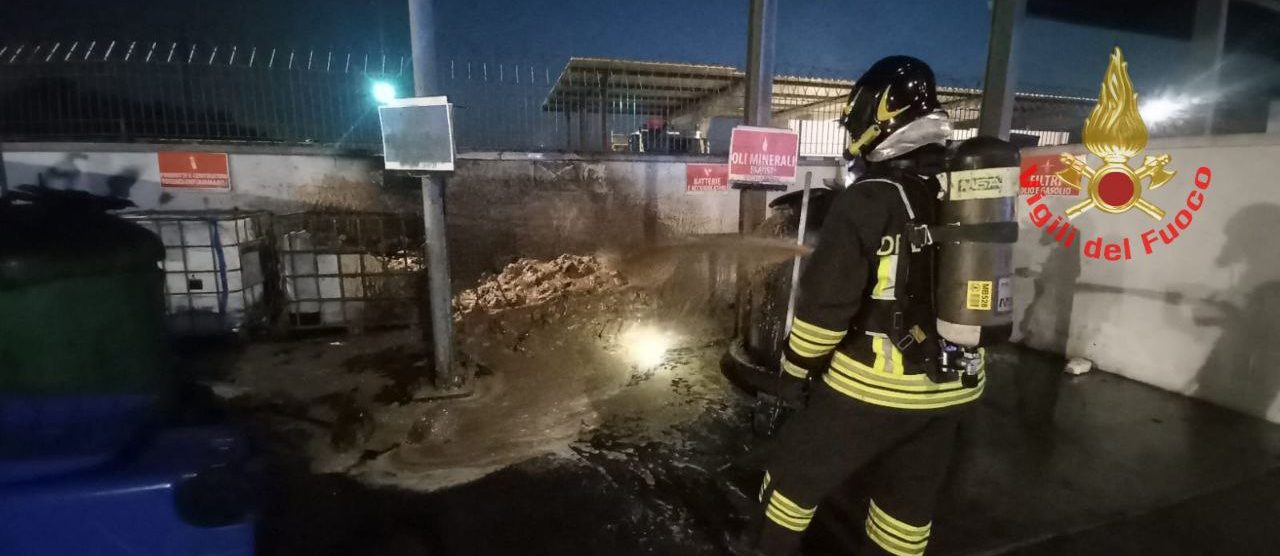 Incendio di batterie esauste alla piattaforma ecologica