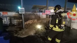Incendio di batterie esauste alla piattaforma ecologica