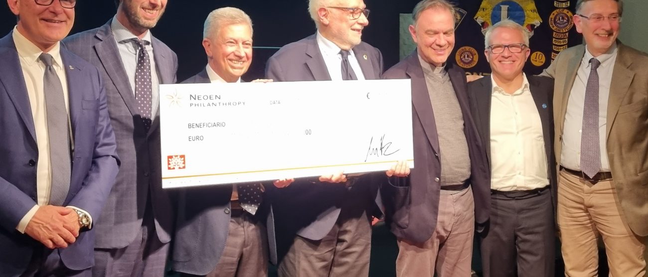 Lions Club Monza Parco e Neoen Philantropy Accendiamo la Solidarietà. 2025 Foto gruppo con assegno