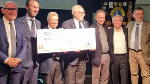 Lions Club Monza Parco e Neoen Philantropy Accendiamo la Solidarietà. 2025 Foto gruppo con assegno