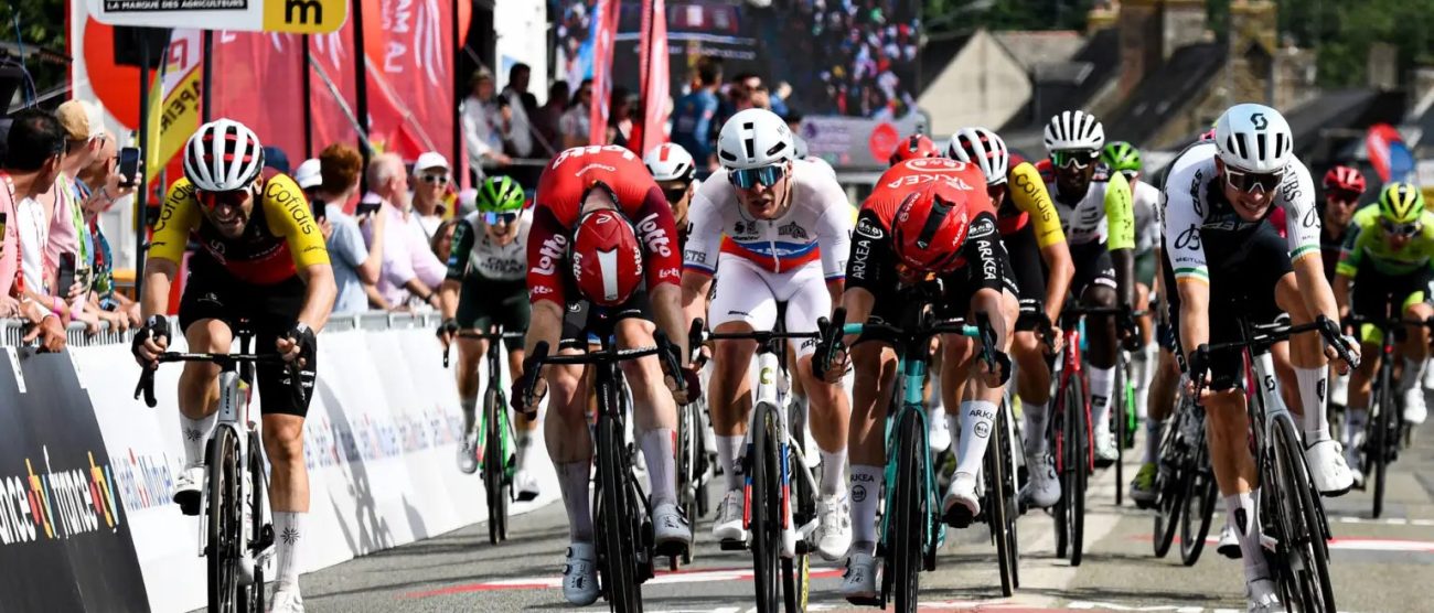 Ciclismo Nizzolo Giacomo primo da destra traguardo Juvignè 2025