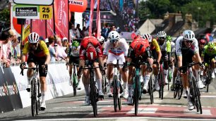 Ciclismo Nizzolo Giacomo primo da destra traguardo Juvignè 2025