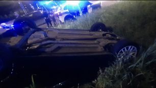 Limbiate auto ribaltata giovani - foto Polizia locale