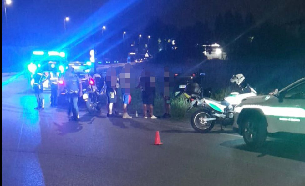 Limbiate auto ribaltata giovani - foto Polizia locale