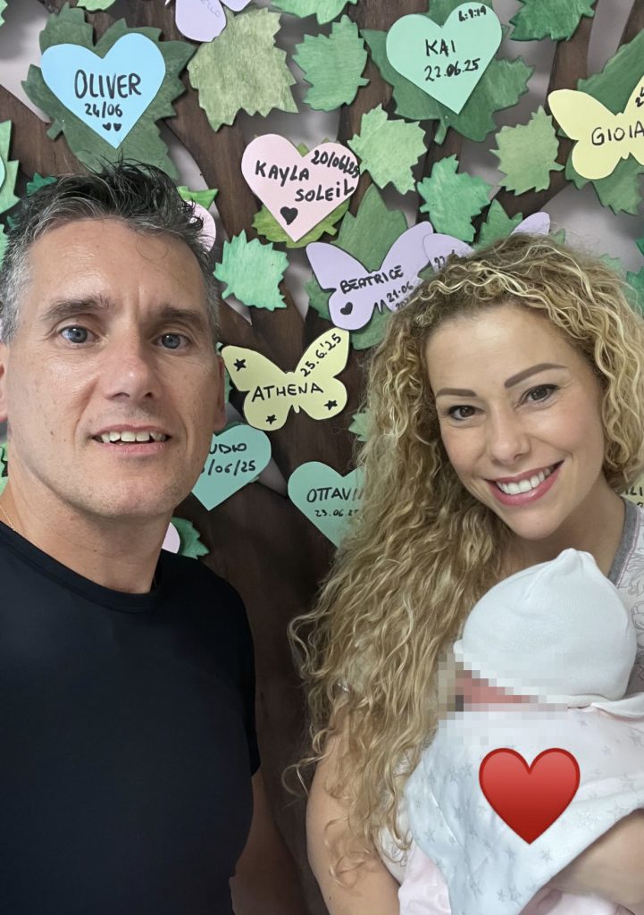 Igor Cassina con la moglie Valentina e la piccola Athena