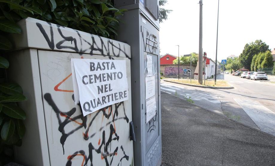Monza uno dei manifesti che dice "Basta cemento nel quartiere" - foto Radaelli