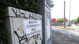 Monza uno dei manifesti che dice "Basta cemento nel quartiere" - foto Radaelli