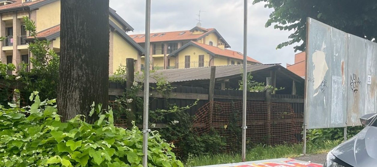 Seregno Polizia locale danneggiamento tabelloni elettorali